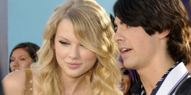 LOS ANGELES, CA - SEPTEMBER 07: Taylor Swift and Joe Jonas arrive on the red carpet of the 2008 MTV Video Music Awards at Paramount Pictures Studios on September 7, 2008 in Los Angeles, California. (Photo by Kevin Mazur/WireImage)
