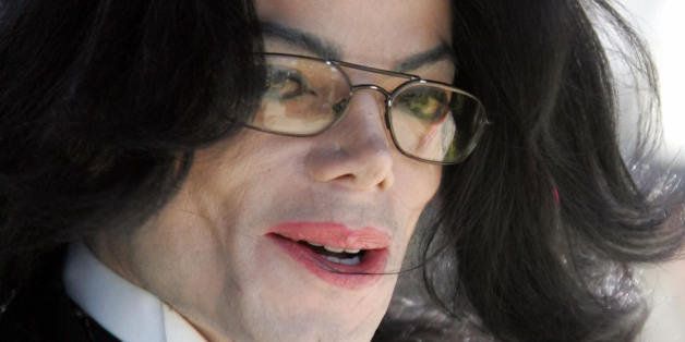 SANTA MARIA, UNITED STATES: US pop star Michael Jackson leaves Santa Barbara County Superior Court in Santa Maria, California 07 April 2005 after another day of testimony in his child molestation trial. AFP PHOTO / Robyn Beck (Photo credit should read ROBYN BECK/AFP/Getty Images)
