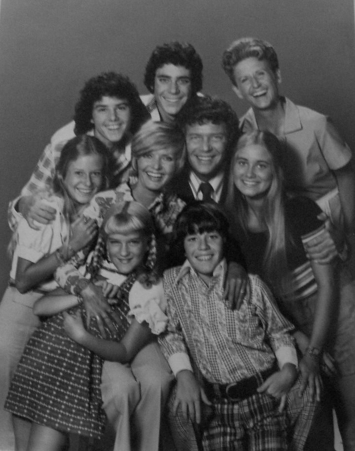 Description Cast photo from the television program The Brady Bunch. Back from left: Christopher Knight (Peter), Barry Willia