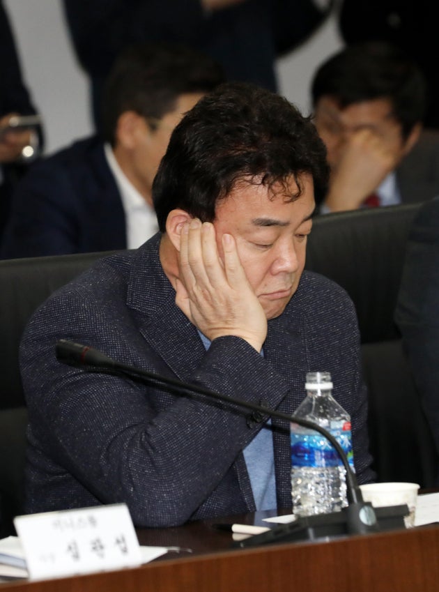 백종원 더본코리아대표가 지난 3월16일 오후 서울 영등포구 여의도 중소기업중앙회에서 열린 '상생협력 확산을 위한 가맹업계 간담회'에서 회의자료를 살펴보고 있다.