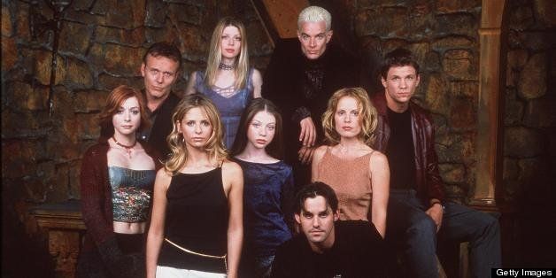 370100 01: The cast of 20th Century Fox's 'Buffy The Vampire Slayer' pose for a portrait. (Photo by Online USA)