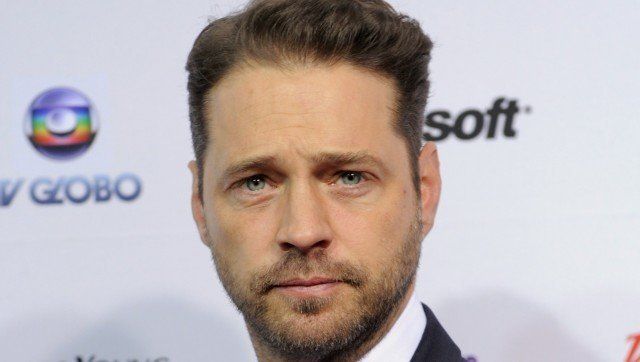 Canadian-American actor Jason Priestley, host of the 39th International Emmy Awards November 21, 2011 arrives at the Hilton Hotel in New York. AFP PHOTO/Stan HONDA (Photo credit should read STAN HONDA/AFP/Getty Images)