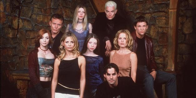 370100 01: The cast of 20th Century Fox's 'Buffy The Vampire Slayer' pose for a portrait. (Photo by Online USA)