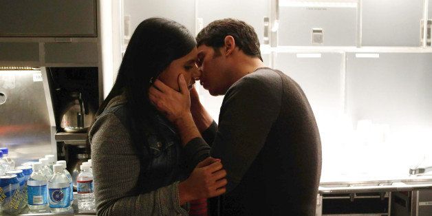 THE MINDY PROJECT: Mindy Kaling (L) and Chris Messina in the 'The Desert' episode of THE MINDY PROJECT airing Tuesday, Jan. 21, 2014 (9:30-10:00 PM ET/PT) on FOX. (Photo by FOX via Getty Images)