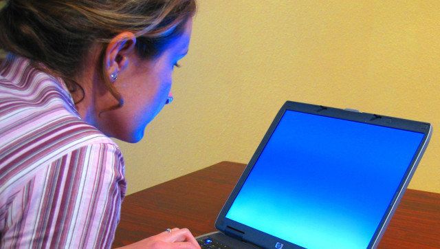 Description A woman typing on a laptop Une femme travaillant sur un ... Original upload log: Category:Portable computers. Uploaded with tools:~ ... 