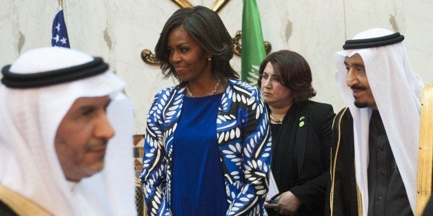 Saudi new King Salman (R), and US First Lady Michelle Obama (C) hold a receiving line for delegation members at the Erga Pala