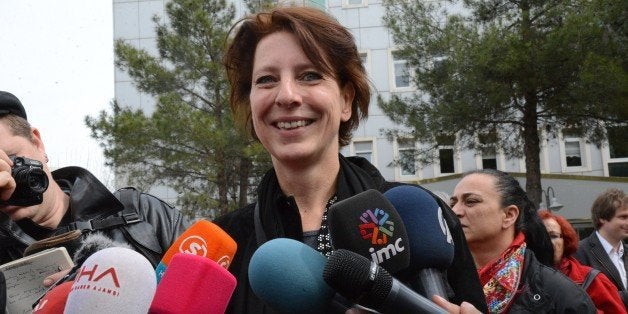 Dutch journalist Frederike Geerdink answers journalists' questions as she leaves Diyarbakir courthouse on April 8, 2015, in D