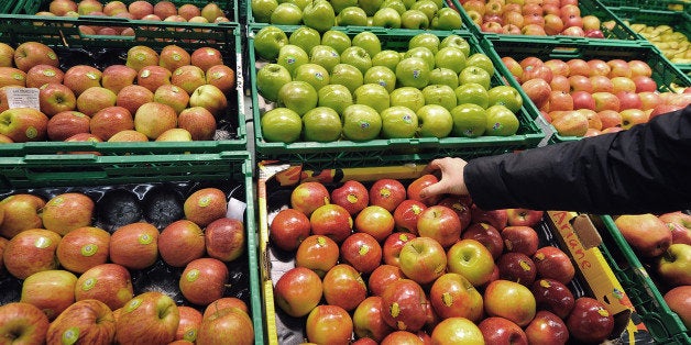 A woman shops apples in the fruits produce section of a Carrefour supermarket on March 15, 2012 in the French northern city of Hazebrouck. AFP PHOTO / PHILIPPE HUGUEN (Photo credit should read PHILIPPE HUGUEN/AFP/GettyImages)