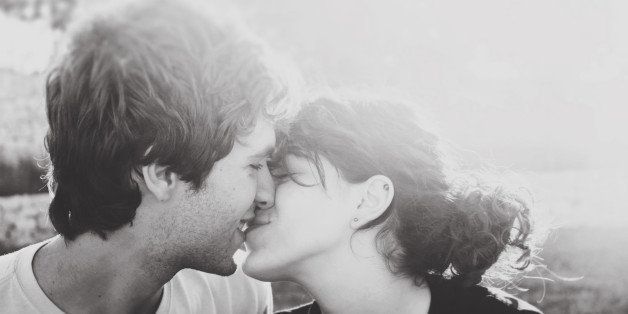 Black & white picture of s couple kissing