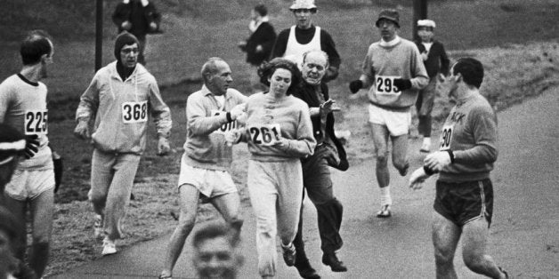 Kathrine Switzer se inscribiÃ³ en la prueba que hasta entonces Ãºnicamente habÃa estado protagonizada por hombres. Esta fotografÃa muestra a un juez de la maratÃ³n de Boston de 1967 intentando evitar que la mujer finalizase la prueba. Gracias a la ayuda de otros corredores -que ademÃ¡s la escoltaron hasta el final- Kathrine Switzer se convirtiÃ³ en la primera mujer en terminar una maratÃ³n.** Kathrine Switzer no fue la primera mujer en correr un maratÃ³n, sino Bobbi Gibb que corriÃ³ un aÃ±o antes en el mismo MaratÃ³n de Boston.Fuente original