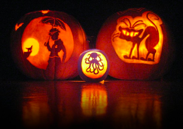 <a href="http://bakingdom.com/2010/12/tootsie-roll-modeling-chocolate-on-steampunk-cupcakes.html" target="_blank">Just add a 