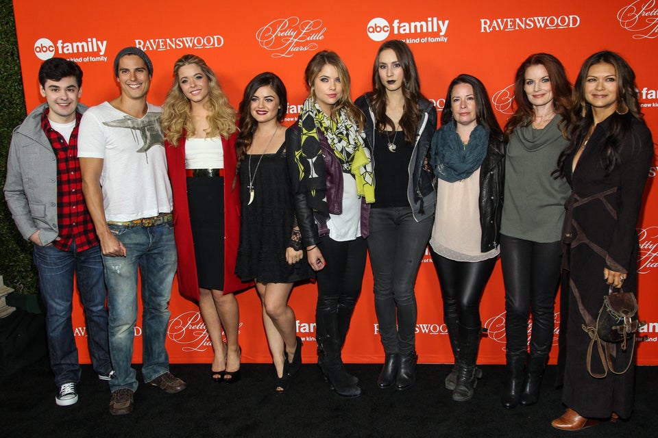 Brendan Robinson, Sean Faris , Sasha Pieterse, Lucy Hale, Ashley Benson, Troian Bellisario, Holly Marie Combs, Laura Leighton, Nia Peeples