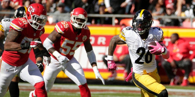 Pittsburgh Steelers running back Le'Veon Bell (26) runs away from Kansas City Chiefs linebacker Derrick Johnson (56) and linebacker Dee Ford (55) during the first half of an NFL football game in Kansas City, Mo., Sunday, Oct. 25, 2015. (AP Photo/Charlie Riedel)