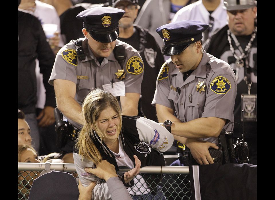 Raiders fans throw garbage, fight with security after ugly final game in  Oakland