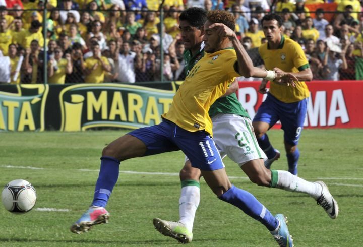Brazilian national football team player Neymar (front) vies for the ball with Edwar Zenteno of Bolivia during their friendly football match in Santa Cruz, Bolivia on April 6, 2013. AFP PHOTO/Aizar Raldes (Photo credit should read AIZAR RALDES/AFP/Getty Images)
