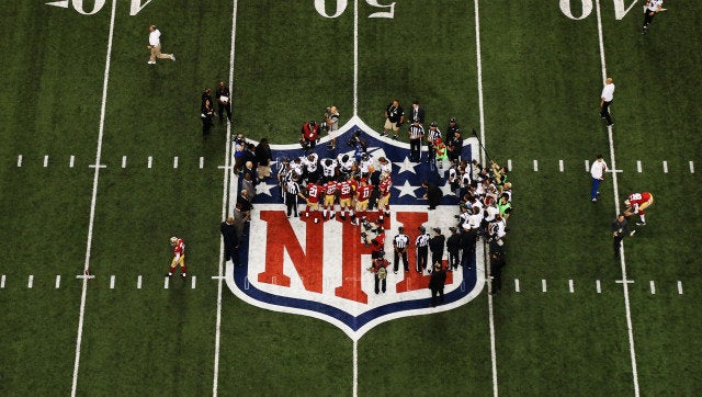 NEW ORLEANS, LA - FEBRUARY 03: Players from the San Francisco 49ers and the Baltimore Ravens stand on the NFL logo for the opening coin toss during Super Bowl XLVII at the Mercedes-Benz Superdome on February 3, 2013 in New Orleans, Louisiana. (Photo by Chris Graythen/Getty Images)