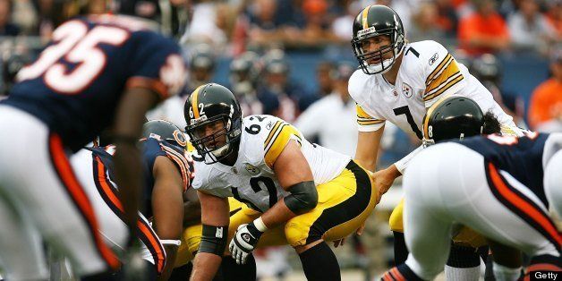 CHICAGO - SEPTEMBER 20: Ben Roethlisberger #7 of the Pittsburgh Steelers prepares to take the snap from center Justin Hartwig #62 against the Chicago Bears on September 20, 2009 at Soldier Field in Chicago, Illinois. The Bears defeated the Steelers 17-14. (Photo by Jonathan Daniel/Getty Images)