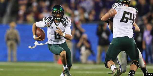 GLENDALE, AZ - JANUARY 03: Marcus Mariota #8 of the Oregon Ducks carries the ball against the Kansas State Wildcats during the Tostitos Fiesta Bowl at University of Phoenix Stadium on January 3, 2013 in Glendale, Arizona. (Photo by Doug Pensinger/Getty Images) 