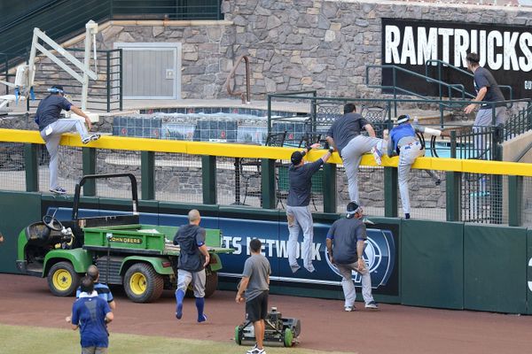 Yasiel Puig cheers for Rams in cheerleading outfit (Video)