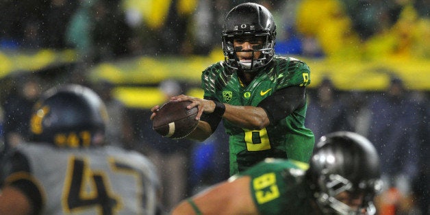 EUGENE, OR. - SEPTEMBER 28: Quarterback Marcus Mariota #8 of the Oregon Ducks handles the snap during the second quarter of the game against the California Golden Bears at Autzen Stadium on September 28, 2013 in Eugene, Oregon. (Photo by Steve Dykes/Getty Images)