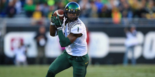 BOULDER, CO - OCTOBER 05: Wide receiver Josh Huff #1 of the Oregon Ducks makes a pass reception against the Colorado Buffalo