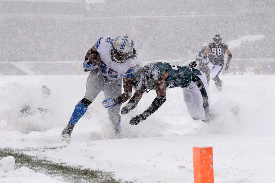 Eagles, Lions 'Snow Bowl' Gets Sloppy During Wild Whiteout In Philadelphia  (PHOTOS/GIF/VIDEO)