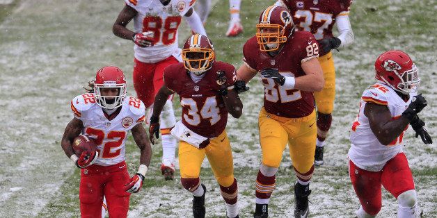 LANDOVER, MD - DECEMBER 08: Dexter McCluster #22 of the Kansas City Chiefs returns a punt for a second quarter touchdown in front of Trenton Robinson #34 and Logan Paulsen #82 of the Washington Redskins at FedExField on December 8, 2013 in Landover, Maryland. (Photo by Rob Carr/Getty Images)