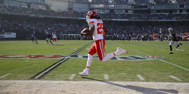 OAKLAND, CA - DECEMBER 15: Jamaal Charles #25 of the Kansas City Chiefs runs for a touchdown against the Oakland Raiders at O.co Coliseum on December 15, 2013 in Oakland, California. (Photo by Jed Jacobsohn/Getty Images)