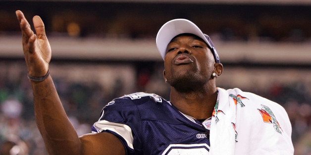 PHILADELPHIA - NOVEMBER 04: Terrell Owens #81 of the Dallas Cowboys blows a kiss to heckling fans of the Philadelphia Eagles late in their game on November 4, 2007 at Lincoln Financial Field in Philadelphia, Pennsylvania. (Photo by Jim McIsaac/Getty Images)