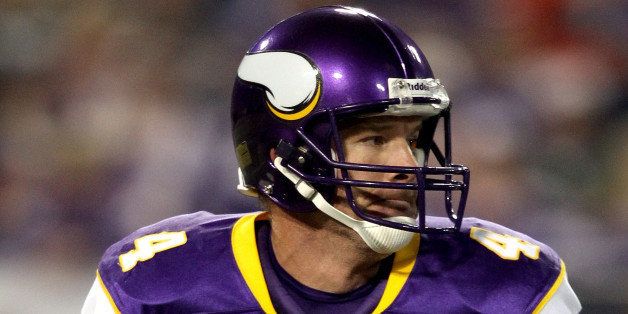 MINNEAPOLIS - NOVEMBER 21: Quarterback Brett Favre #4 of the Minnesota Vikings looks for an open receiver while playing the Green Bay Packers at the Hubert H. Humphrey Metrodome on November 21, 2010 in Minneapolis, Minnesota. (Photo by Matthew Stockman/Getty Images)