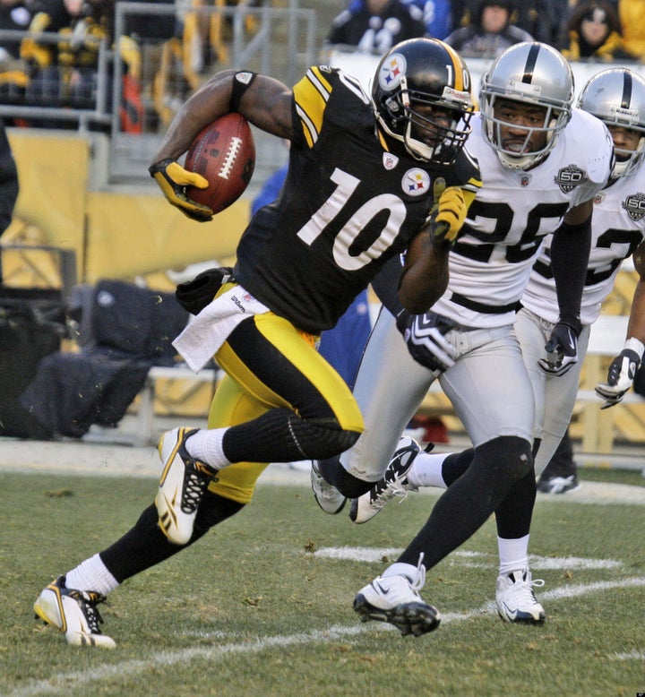 Pittsburgh Steelers wide receiver Santonio Holmes pulls in the