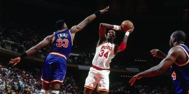 HOUSTON - JUNE 19: Hakeem Olajuwon #34 of the Houston Rockets shoots against Patrick Ewing #33 of the New York Knicks in Game Six of the NBA Finals played on June 19, 1994 at the The Summit in Houston, Texas. NOTE TO USER: User expressly acknowledges that, by downloading and or using this photograph, User is consenting to the terms and conditions of the Getty Images License agreement. Mandatory Copyright Notice: Copyright 1994 NBAE (Photo by Nathaniel S. Butler/NBAE via Getty Images)