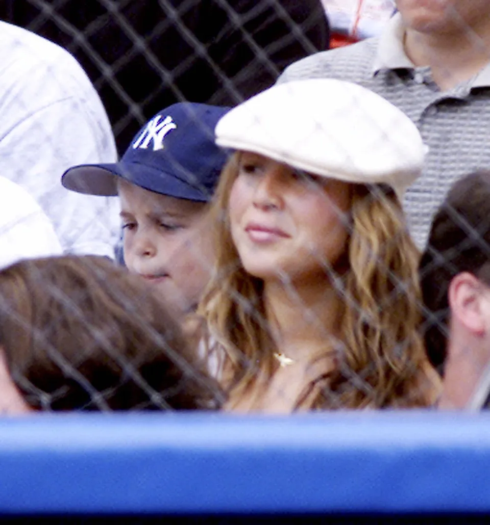 Derek Jeter and girlfriend Hannah Davis enjoy leisurely stroll