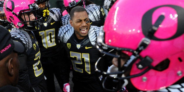 EUGENE, OR - OCTOBER 19: Cornerback Avery Patterson #21 of the Oregon Ducks gets his team fired up before the game against the Washington State Cougars at Autzen Stadium on October 19, 2013 in Eugene, Oregon. (Photo by Steve Dykes/Getty Images)