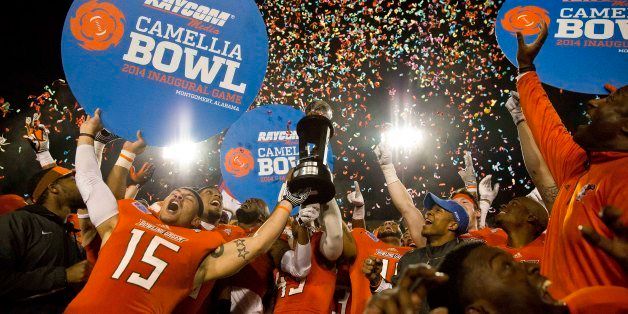 Bowling Green celebrates after a 33-28 win over South Alabama in the Camellia Bowl NCAA college football game, early Sunday, Dec. 21, 2014, in Montgomery, Ala. (AP Photo/Brynn Anderson)