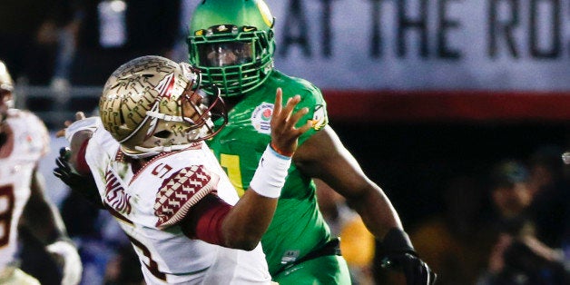 Oregon linebacker Tony Washington, right, knocks the ball out of Florida State quarterback Jameis Winston hands and scores a touchdown during the second half of the Rose Bowl NCAA college football playoff semifinal, Thursday, Jan. 1, 2015, in Pasadena, Calif. (AP Photo/Lenny Ignelzi)