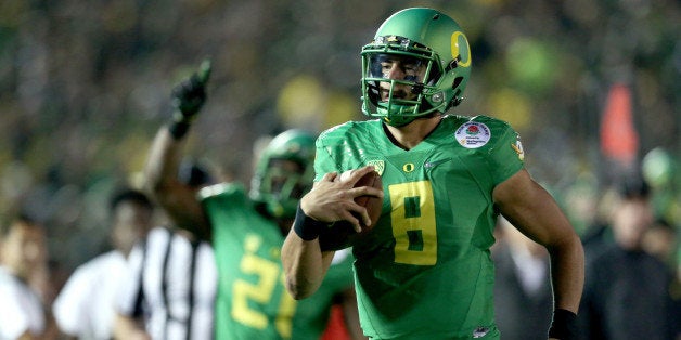 PASADENA, CA - JANUARY 01: Quarterback Marcus Mariota #8 of the Oregon Ducks runs for a 23-yard touchdown in the fourth quarter of the College Football Playoff Semifinal at the Rose Bowl Game presented by Northwestern Mutual at the Rose Bowl on January 1, 2015 in Pasadena, California. (Photo by Stephen Dunn/Getty Images)