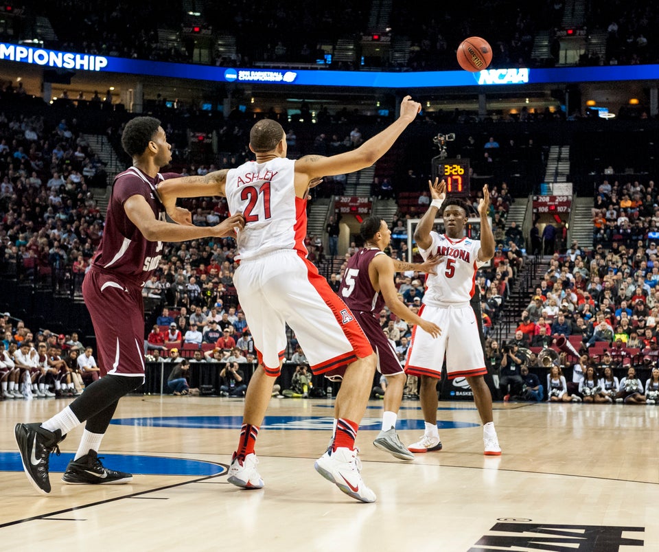 PORTLAND, OR - MARCH 19: Stanley Johnson #5 of the Arizona Wildcats passes the ball to Brandon Ashley #21 of the Arizona Wil