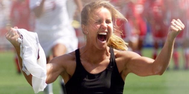 PASADENA, : Brandi Chastain of the US shouts after falling on her knees after she scored the last goal in a shoot-out in the finals of the Women's World Cup with China at the Rose Bowl in Pasadena, California 10 July 1999. The US won 5-4 on penalties. (ELECTRONIC IMAGE) AFP PHOTO/HECTOR MATA (Photo credit should read HECTOR MATA/AFP/Getty Images)