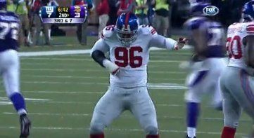 New York Giants defensive tackle Barry Cofield holds up a