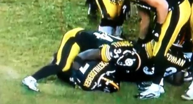 Rashard Mendenhall Humps Ben Roethlisberger At End Of Steelers-Jets Game  (VIDEO)