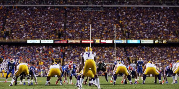BATON ROUGE, LA - OCTOBER 17: Leonard Fournette #7 of the LSU Tigers lines up against the Florida Gators at Tiger Stadium on October 17, 2015 in Baton Rouge, Louisiana. (Photo by Chris Graythen/Getty Images)