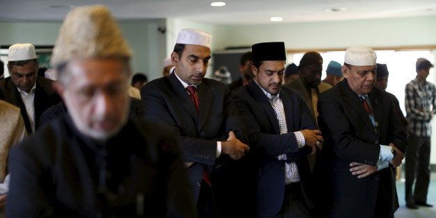 People pray at the Ahmadiyya Muslim Community Baitus-Salaam Mosque during an open mosque event at which members of the public are invited to see how Ahmadiyya Muslims pray, in Hawthorne, California December 18, 2015. REUTERS/Mario Anzuoni
