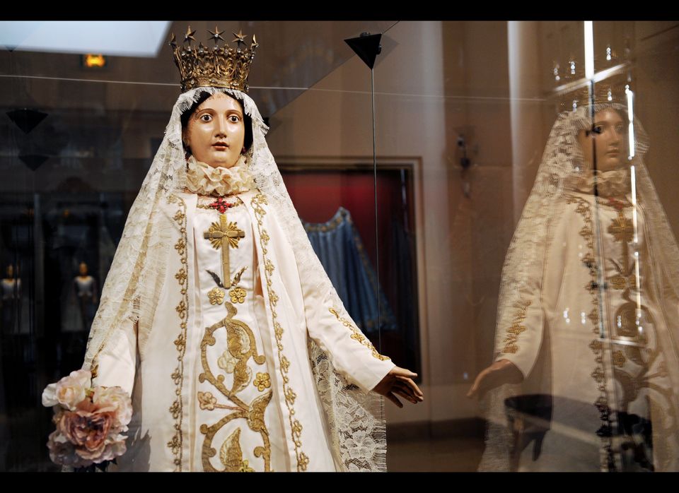 'Fashion Icon': The Virgin Mary's 700-Year-Old Wardrobe On Display At ...