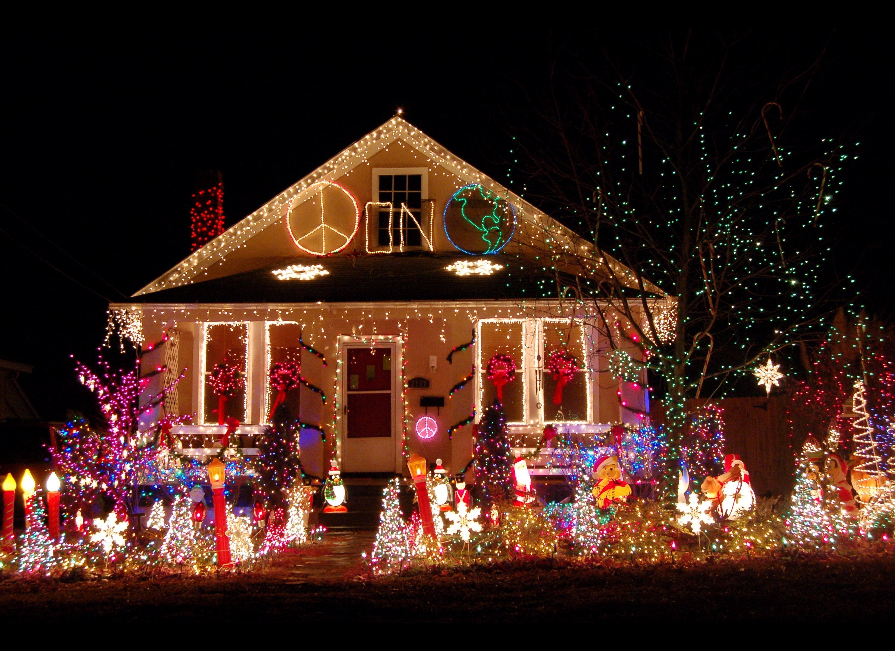 New year house. Новогодний дом. Новогоднее украшение домов. Украшение домов к новому году. Украсить дом к новому году снаружи.