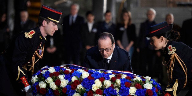 French President Francois Hollande lays a wreath of flowers at the Holocaust memorial in Paris, Tuesday Jan. 27, 2015 in Paris, at the Holocaust memorial. Hollande visits France's Holocaust Memorial, amid rising concerns about anti-Semitism after a kosher supermarket was targeted in the country's deadliest attacks in decades. Hollande heads later in the day to Auschwitz for the 70th anniversary of the liberation of the Nazi concentration camp. (AP Photo/Martin Bureau, Pool)