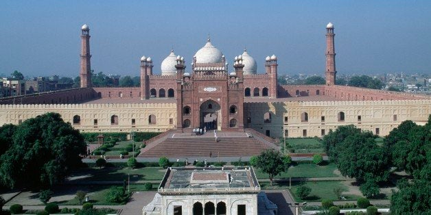 PAKISTAN - DECEMBER 10: View of the facade of Badshahi mosque, decorated with white marble and red stone inscribed with verses from the Quran, Lahore, Punjab, Pakistan, 17th century. (Photo by DeAgostini/Getty Images)