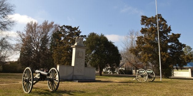 Mississippi, Natchez Trace Parkway, Tupelo National Battlefield, Civil War Canon and Monument. (Photo by: Universal Images Group via Getty Images)