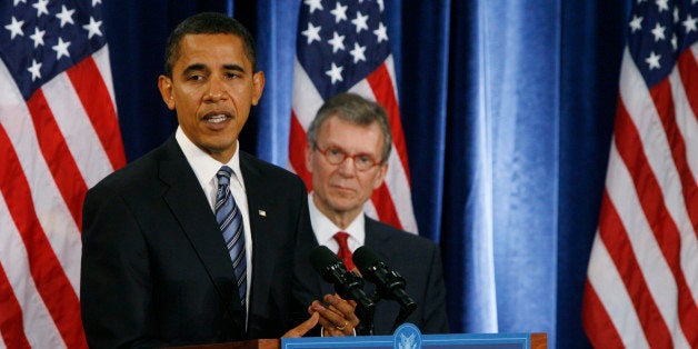 U.S. President-elect Barack Obama (L) introduces former U.S. Senate Majority Leader Tom Daschle on Wednesday as secretary of the Department of Health and Human Services during a news conference in Chicago, December 11, 2008. REUTERS/Jeff Haynes (UNITED STATES)