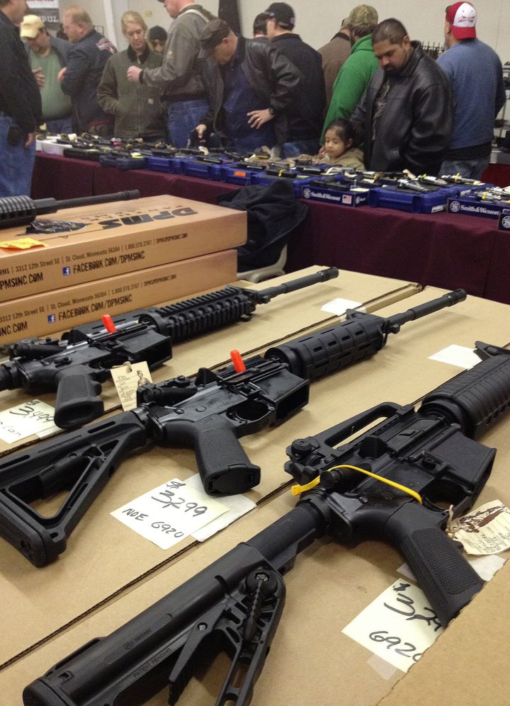 Черный рынок пистолетов. Рынок оружия. Оружейный рынок. Чёрный рынок оружия. Черный рыно оружия Украины.